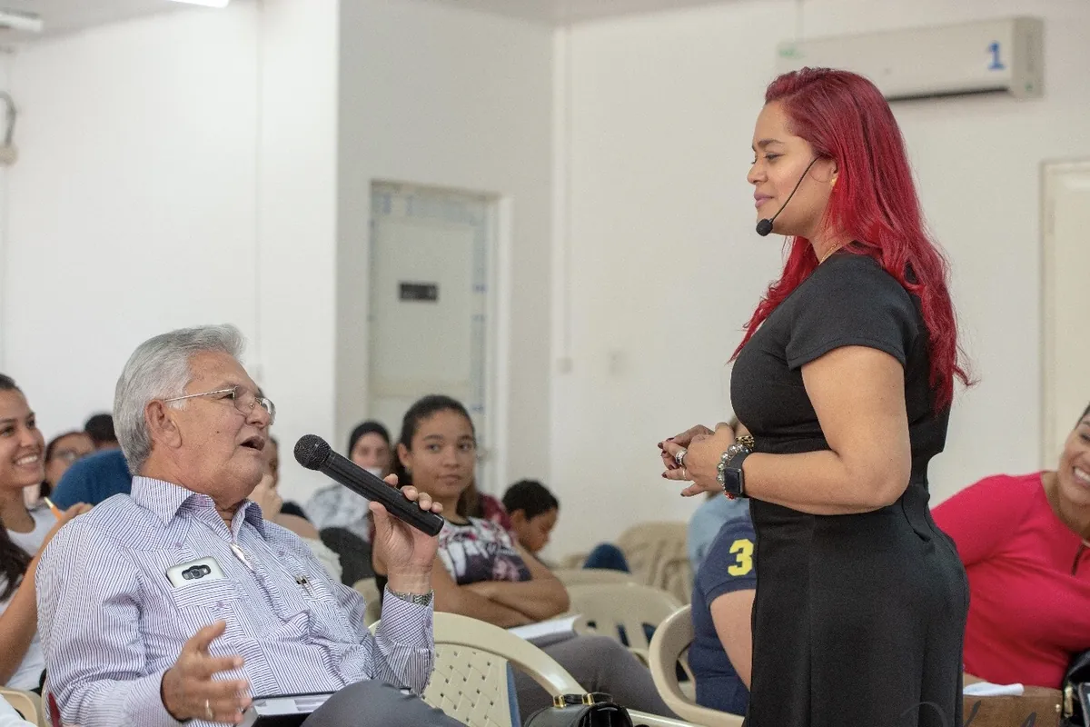 Kenelva Castrillón listening to a participant during a session