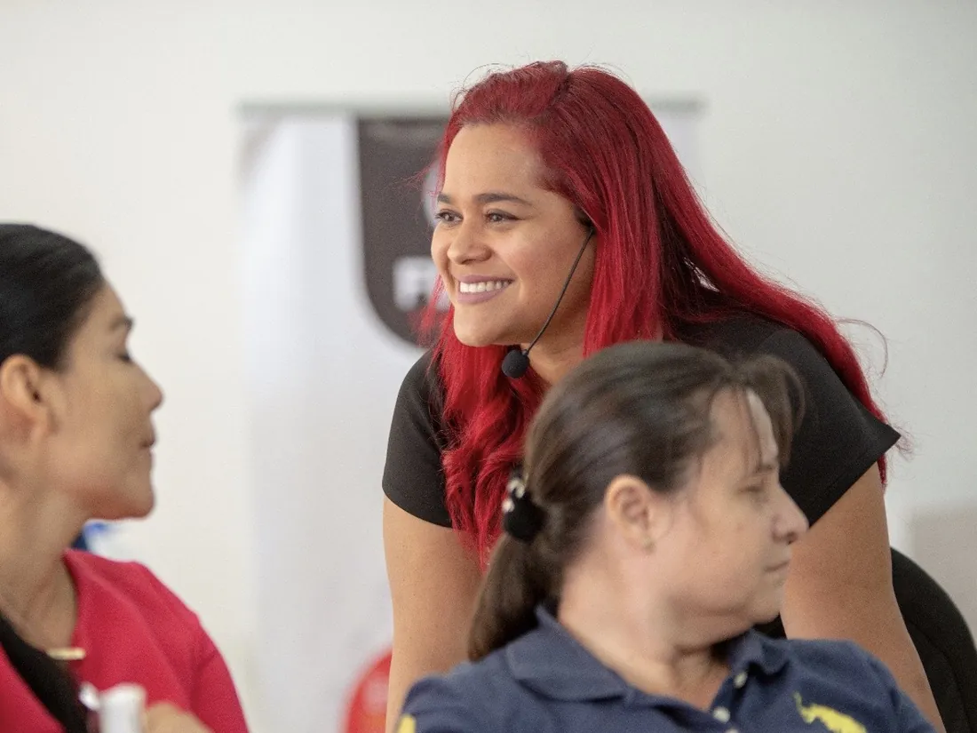 Kenelva Castrillón in an advisory session with business owners